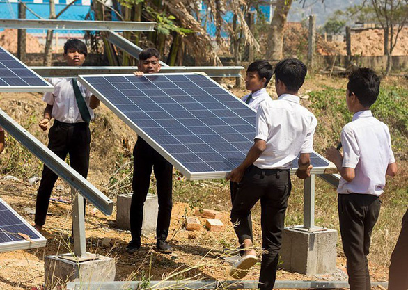 Lên cấp 2, chương trình giảng dạy sẽ lồng ghép dạy nghề mộc, thêu, tái chế, nhiếp ảnh và cả khóa học kỹ thuật viên năng lượng mặt trời.