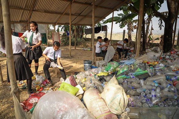 Các em được dạy phân loại rác, ép chai nhựa thành 