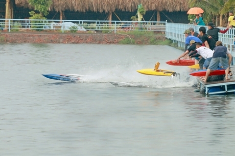Các tay “nài” cho tàu xuất phát.