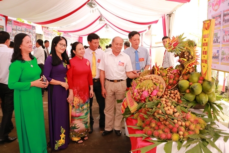 Sản phẩm trưng bày của MTTQ huyện Long Hồ