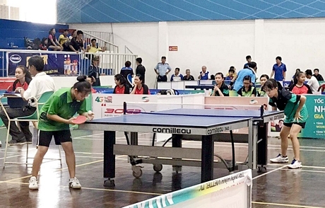 Các VĐV Vĩnh Long (phải) tranh tài.
