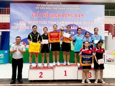 Cặp VĐV Lan Anh- Bảo Trân (Vĩnh Long) giành HCV nội dung đôi nữ thiếu niên.