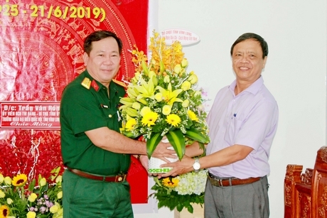 Đại diện Bộ Chỉ huy Quân sự tỉnh tặng hoa chúc mừng.