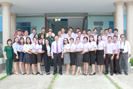 Bí thư Tỉnh ủy- Trần Văn Rón chụp ảnh lưu niệm cùng tập thể lãnh đạo, cán bộ, phóng viên Báo Vĩnh Long.