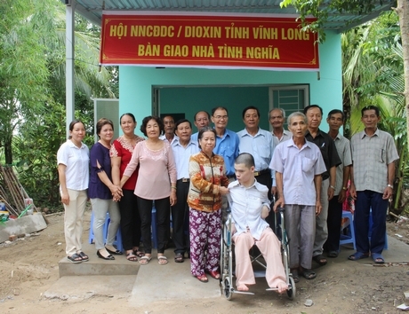 Đại diện Hội Nạn nhân chất độc da cam/dioxin tỉnh, lãnh đạo cùng bà con địa phương trao nhà cho bà Trần Thị Thu Hồng.