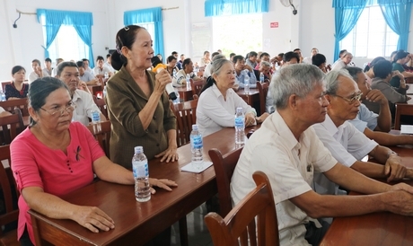 Cử tri gởi gắm nhiều kiến nghị đến đại biểu Quốc hội.