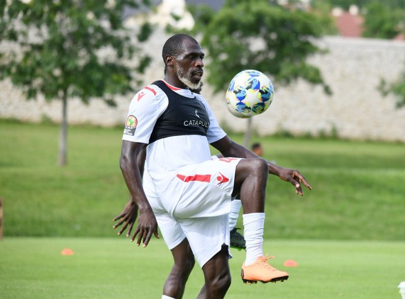 Hậu vệ tuyển Kenya Joash Onyango gây 