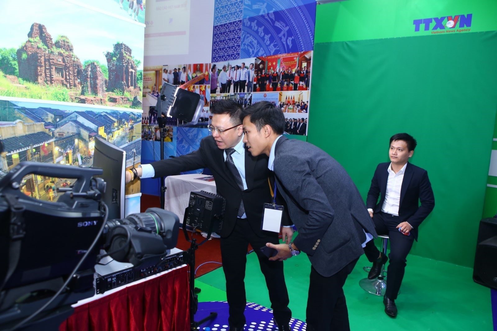 Gian trưng bày các ấn phẩm của TTXVN tại Hội báo toàn quốc 2019. Ảnh: Minh Quyết – TTXVN