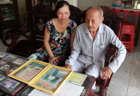 Ông Bảy vui vẻ khoe hình những chuyến đi xa.