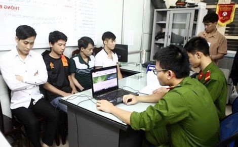 Các đối tượng lừa đảo qua mạng viễn thông, internet bị lực lượng chức năng bắt giữ. (Ảnh: Công an cung cấp)