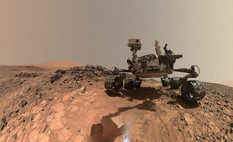 Tàu thăm dò sao Hỏa Curiosity của NASA đang làm nhiệm vụ khảo sát trên bề mặt hành tinh Đỏ - Ảnh: AFP