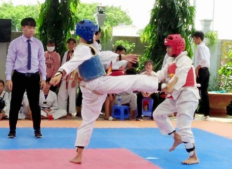Các VĐV thi đấu nội dung đối kháng.
