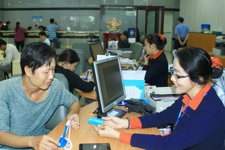 Sacombank khuyến khích người dùng thẻ mới thông qua các hoạt động truyền thông và đội ngũ chuyên viên tư vấn tại các điểm giao dịch.