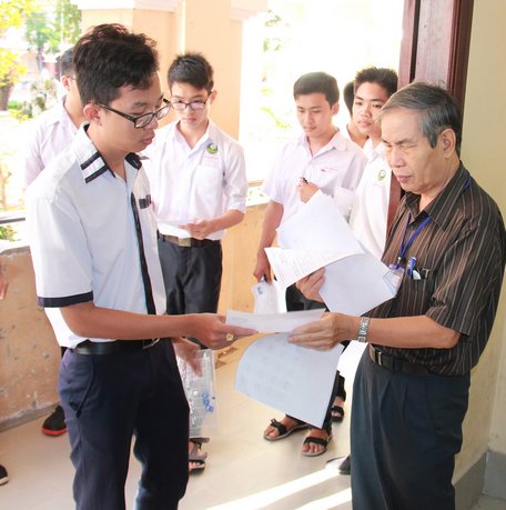 Thí sinh làm thủ tục dự thi môn thi Ngữ văn vào sáng 25/6/2019.