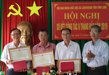 Các cá nhân nhận bằng khen của UBND tỉnh do đã có thành tích đóng góp và vận động đóng góp cho các nạn nhân chất độc da cam/dioxin.