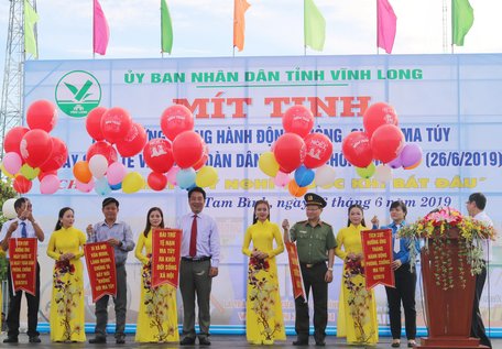 Ông Lữ Quang Ngời- Phó Chủ tịch UBND tỉnh, Trưởng BCĐ Phòng, chống tội phạm, tệ nạn xã hội và xây dựng phong trào toàn dân bảo vệ an ninh Tổ quốc và các đại biểu thả bóng bay cổ động tại lễ mít tinh.