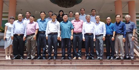 Bí thư Tỉnh ủy đã tặng quà và chụp ảnh lưu niệm với ban thường vụ 2 đảng bộ.