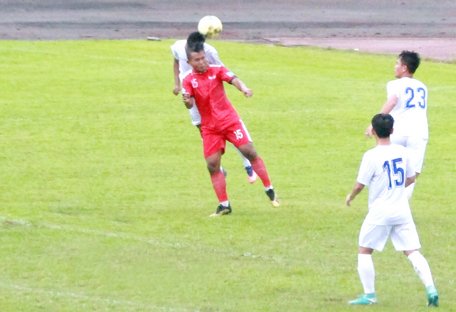 Pha tranh bóng trong trận đội Vĩnh Long (áo đỏ) thua An Giang 1-2.