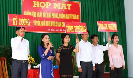 Biểu diễn tiểu phẩm “Vượt qua cám dỗ” và truyền thông điệp tuyên truyền phòng chống ma túy.