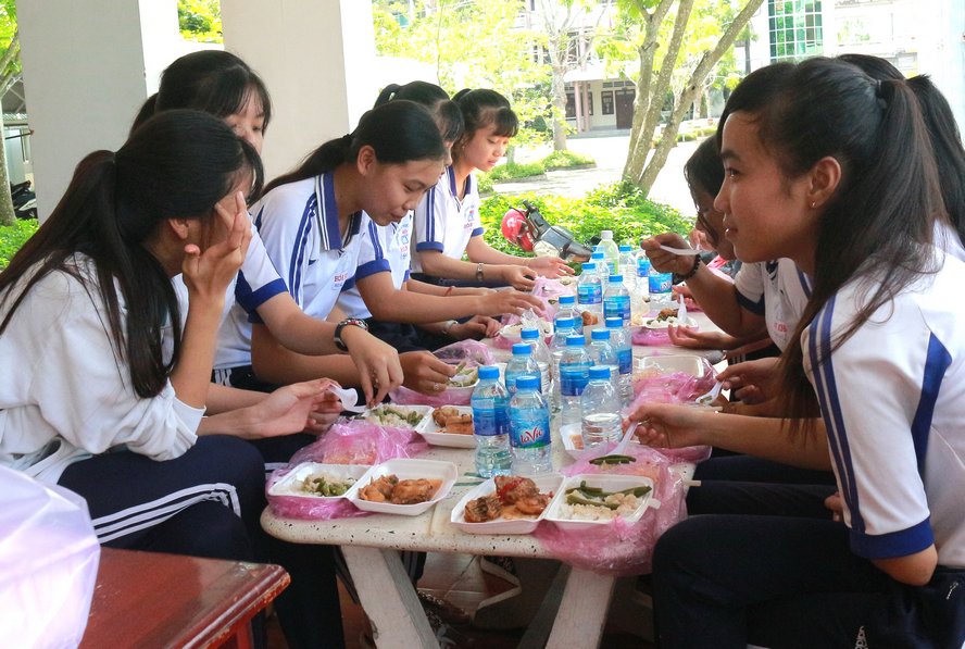 Với nhiều hoạt động thiết thực đã góp phần giúp các thí sinh tự tin, no lòng chuẩn bị tốt cho môn thi tiếp theo.