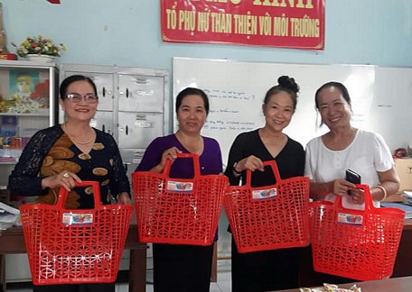 Tặng giỏ nhựa cho hội viên, giảm thiểu sử dụng túi ny lông bảo vệ môi trường của Hội LHPN Phường 8.