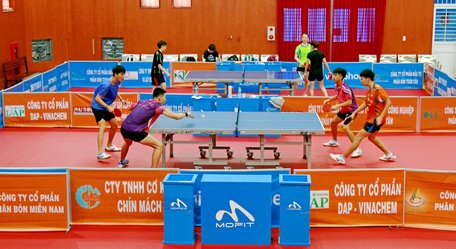 Quang cảnh tại Nhà thi đấu TDTT Trường Đại học Xây dựng Miền Tây.