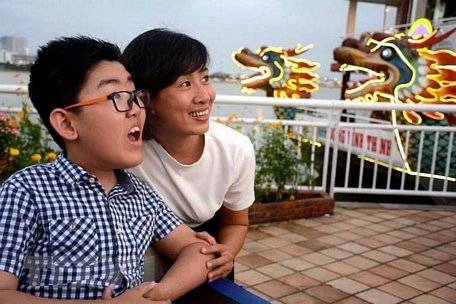 Cậu con trai Nguyễn Minh Châu luôn được mẹ Nguyễn Thị Phương Lan và cả gia đình đồng hành và cùng nhau vun đắp niềm tin vào tương lai. (Ảnh: TTXVN phát)