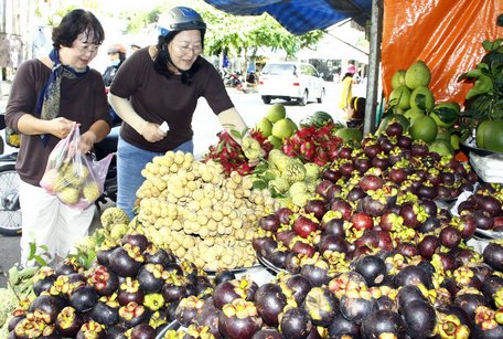 Nhiều loại trái cây vào mùa, giá cao.