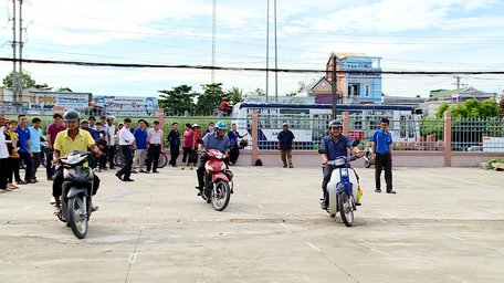 Thi chạy xe đạp chậm.