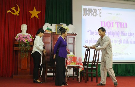 Các tiểu phẩm trong hội thi “Tuyên truyền pháp luật bình đẳng giới và phòng, chống BLGĐ” đã lan tỏa thông điệp gia đình bình đẳng và không bạo lực.