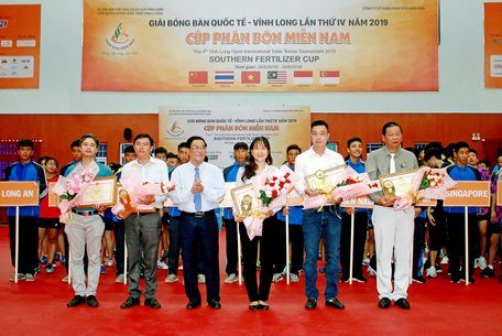 Ông Trần Hoàng Tựu- Phó Chủ tịch UBND tỉnh Vĩnh Long (đeo kính) trao bằng khen và kỷ niệm chương cho các nhà tài trợ.
