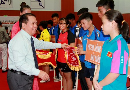  Ông Mai Duy Diễn- Phó Chủ tịch Hiệp hội Bóng bàn Đông Nam Á trao cờ lưu niệm cho các đoàn VĐV tham dự giải.