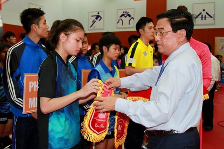 Mai Duy Diễn- Phó Chủ tịch Hiệp hội Bóng bàn Đông Nam Á trao cờ lưu niệm cho các đoàn VĐV tham dự giải.