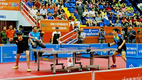 Trận đấu mở đầu của giải ở nội dung đồng đội nam, Malaysia (áo đen) thắng Hà Nội 3-2.