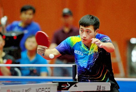Nguyễn Anh Tú (Hà Nội) trong trận đấu mở đầu gặp Amos Ling Yi Heng (Malaysia).
