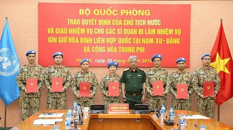 Thượng tướng Nguyễn Chí Vịnh trao Quyết định của Chủ tịch nước cho các sỹ quan đi làm nhiệm vụ gìn giữ hòa bình Liên hợp quốc tại Nam Sudan và Cộng hòa Trung Phi. (Ảnh: Dương Giang/TTXVN)