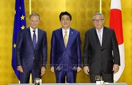 Thủ tướng Nhật Bản Shinzo Abe (giữa) và Chủ tịch Ủy ban châu Âu Jean-Claude Juncker (phải), Chủ tịch Hội đồng châu Âu Donald Tusk ( trái) tại cuộc gặp ở Osaka, Nhật Bản ngày 27/6. Ảnh: Kyodo/TTXVN