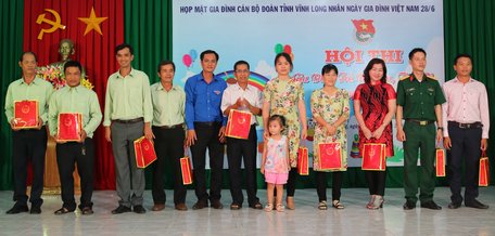 Ông Nguyễn Minh Thiện- Phó Bí thư Thường trực Tỉnh Đoàn trao quà cho các gia đình cán bộ Đoàn.