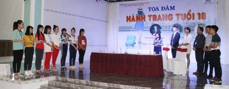 Hoa hậu H’Hen Niê tham dự buổi tọa đàm “Hành trang tuổi 18” cùng các em nữ sinh Trà Ôn.