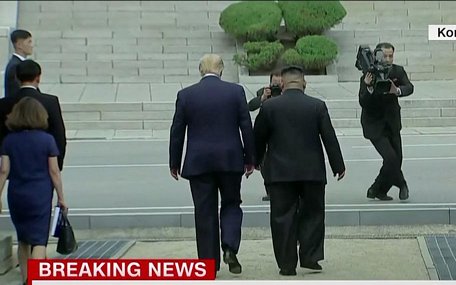 Tổng thống Trump bước khoảng 20 bước bên phía đất Triều Tiên. Ảnh: CNN.