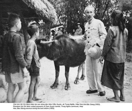 Chủ tịch Hồ Chí Minh thăm bà con nông dân thôn Cẩm Xuyên, xã Trung Nghĩa, Hiệp Hòa, tình Bắc Giang năm 1953. Ảnh Tư liệu: Bảo tàng Hồ Chí Minh