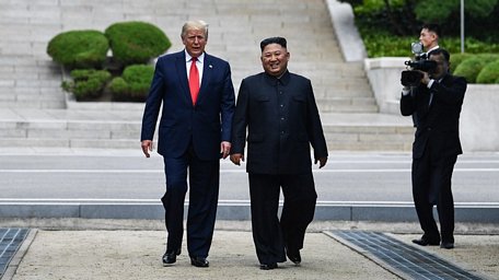 Tổng thống Mỹ Donald Trump (trái) và nhà lãnh đạo Triều Tiên Kim Jong-un (giữa) trong cuộc gặp tại Khu phi quân sự (DMZ) ở biên giới liên Triều chiều 30/6/2019. (Ảnh: AFP/TTXVN)