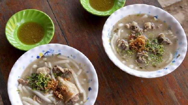 Bánh canh bột xắt: Trong danh sách những đặc sản ở Bến Tre mà không nhắc tới bánh canh bột xắt thì là một thiếu sót vô cùng lớn. Nguyên liệu chính để làm món ăn này đó là bột gạo. Sở dĩ món ăn này được gọi là bánh canh bột xắt là vì người đầu bếp phải cán bột ra thớt rồi sau đó xắt thành từng thanh mỏng rồi mới bỏ vào nồi nấu.