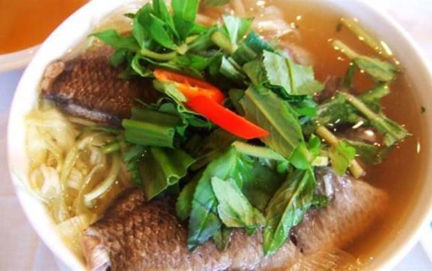 Canh chua cá linh bông so đũa: Bạc Liêu nổi tiếng với món canh chua cá linh bông điên điển thì tại Bến Tre cũng có canh chua cá linh bông so đũa ngon không kém gì. Mặc dù tên món hơi dài nhưng khi thưởng thức qua một lần thì sẽ nhớ mãi. Theo người dân ở đây cho biết, nên ăn canh chua cá linh một lửa là ngon nhất. Nếu nấu lại sẽ mất ngon vì cá mềm và dễ nát hơn.