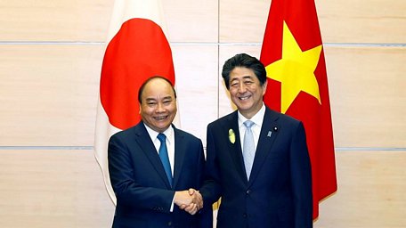 Thủ tướng Nguyễn Xuân Phúc và Thủ tướng Nhật Bản Abe Shinzo. (Ảnh: Thống Nhất/TTXVN)