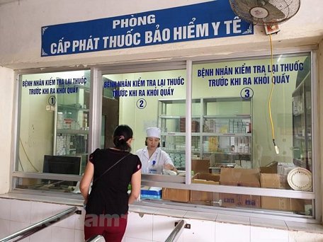 Bệnh nhân khám chữa bệnh lấy thuốc từ bảo hiểm y tế. (Ảnh: PV/Vietnam+)