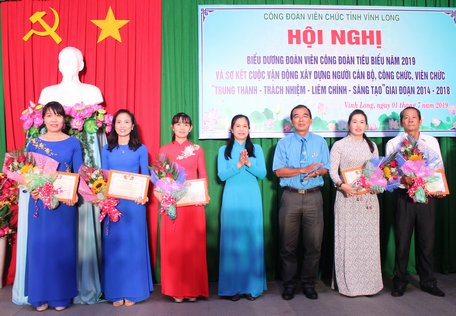 Trao giấy khen cho các đoàn viên công đoàn tiêu biểu năm 2019