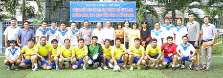 2 đơn vị Phòng GD-ĐT TP Vĩnh Long (hàng ngồi) và Trường THPT Viễn Đông (TP Hồ Chí Minh) trong buổi giao lưu.