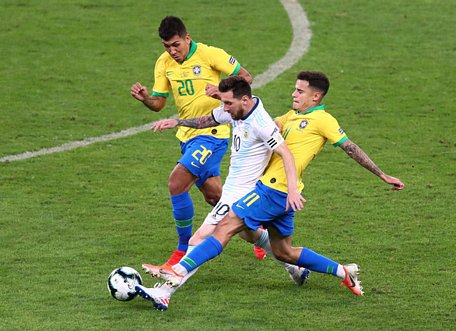  Messi bất lực trong trận thua Brazil - Ảnh: REUTERS
