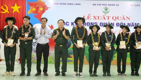 Đại biểu trao quà lưu niệm cho các chiến sĩ nhí tại lễ xuất quân.